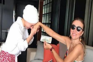 Bakan Ersoy'un eşinden tartışma yaratan dolar fotoğrafı
