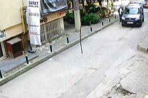 Bursa'da otomobilden telefon &ccedil;alarken g&uuml;venlik kamerasına yakalandı