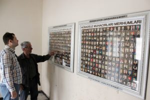 Bursa'da k&ouml;y&uuml;n kuruluşundan itibaren &ouml;lenlerin resimlerini sergiliyor