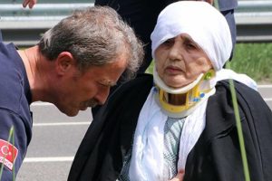 Kontrolden &ccedil;ıkan otomobil ref&uuml;je u&ccedil;tu: 3 yaralı