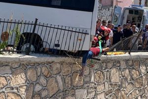 Otob&uuml;s&uuml;n &ccedil;arptığı adam bariyerlerde sıkıştı
