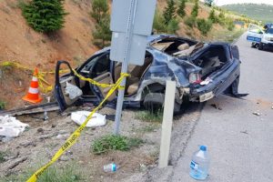 Bursa plakalı aracın i&ccedil;inde can verdi