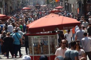 İstiklal Caddesi'ne akın ettiler