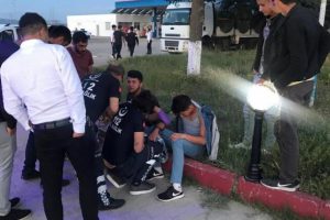 Gen&ccedil;ler arasında bı&ccedil;aklı kavga! &Ccedil;ok sayıda yaralı ve g&ouml;zaltı