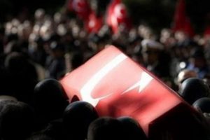 Hakkari de ara&ccedil; kaza yaptı, bir asker şehit oldu