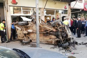 Bursa'da otomobil kıraathaneye daldı: 1 &ouml;l&uuml;, 1 yaralı