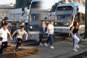 Tramvay yolundan yayaların tehlikeli ge&ccedil;işi