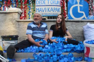 Mavi kapak toplayan dede torunun sosyal medya hesapları &ccedil;alındı