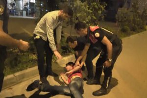 Bursa'da &ccedil;orbacıda taşkınlık yapan alkoll&uuml; gen&ccedil; g&ouml;zaltına alındı
