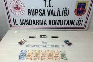 Bursa'da ş&uuml;pheli hareketlerde bulunan gen&ccedil;lerin aracından uyuşturucu &ccedil;ıktı