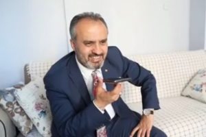 Bursa B&uuml;y&uuml;kşehir Belediye Başkanı Aktaş, iki askeri arayarak bayramını kutladı