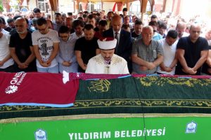 Trabzonspor taraftarı Mehmet Can Aydın, Bursa'da g&ouml;zyaşlarıyla uğurlandı