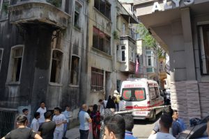 3 katlı binadan atlayarak intihar etti