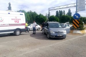 G&ouml;lbaşı'nda 2 otomobil &ccedil;arpıştı