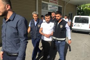 Polise &ccedil;arpıp ka&ccedil;an şahıs yakalandı