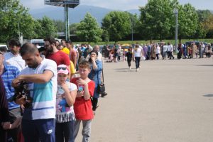 Bursa'da hayvanat bah&ccedil;esinde ziyaret&ccedil;i kuyruğu