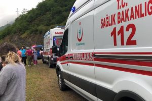 Trabzon'da araba dereye u&ccedil;tu: 1 &ouml;l&uuml;, 2 yaralı