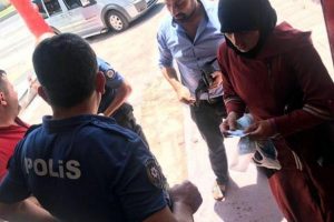 Yolda bulduğu para ve altın dolu &ccedil;antayı sahibine verdi