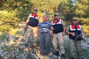 Kayıp olarak aranan kişi, ağacın altında uyurken bulundu