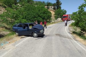 İki otomobil kafa kafaya &ccedil;arpıştı: 13 yaralı
