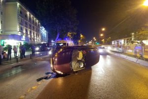Kontrolden &ccedil;ıkan ara&ccedil; taksiye &ccedil;arpıp yan yattı: 1 yaralı