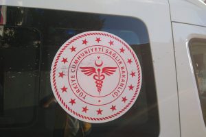 Suriyeli 3 kişi, ka&ccedil;mak i&ccedil;in durdurmak istedikleri ambulansa ateş a&ccedil;tı