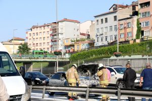 D-100 Karayolu'nda otomobildeki yangın trafiği aksattı