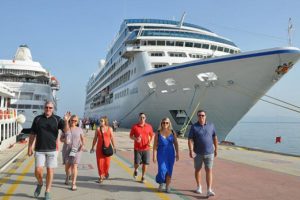 Kruvaziyerle gelen turist g&uuml;nde bin dolar bırakıyor