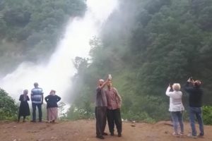 Yoldan ge&ccedil;erken g&ouml;renler ara&ccedil;larından inip fotoğrafını &ccedil;ekti