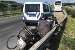 Motosiklet şarampole u&ccedil;tu!
