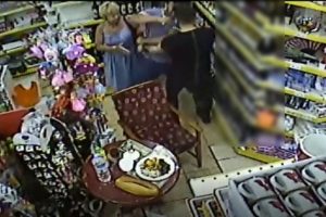 Agresif Rus turist k&ouml;peği tekmeleyip, iş yeri sahibine kafa attı