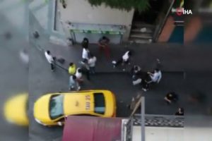 Beyoğlu'nda eğlence &ccedil;ıkışı tekme tokat kavga
