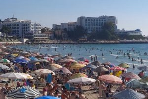Tatilciler Kuşadası plajlarını doldurdu
