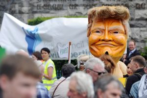 Trump, İrlanda'da protesto edildi
