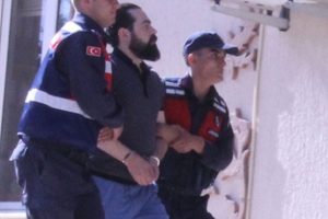 FET&Ouml; firarisi eski y&uuml;zbaşı &ccedil;alılıkların arasında yakalandı