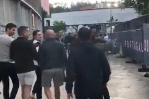 Irk&ccedil;ı siyaset&ccedil;i Robinson, İngiliz taraftara yumruk attı