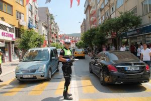 Bursa Gemlik emniyeti s&uuml;r&uuml;c&uuml; seyahat karnesi dağıttı