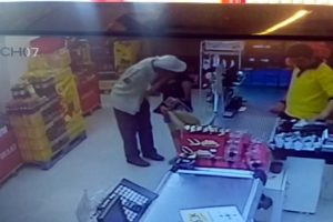 Markette 9 yaşındaki kızı dudağından &ouml;pen adam g&ouml;zaltında