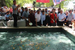 Bereketli olsun diye dilek havuzuna kayısı d&ouml;kt&uuml;ler