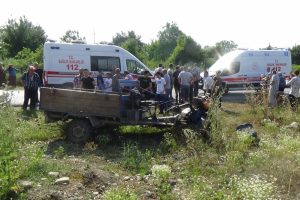 Tarım aracı takla atıp yol kenarına savruldu: 5 yaralı