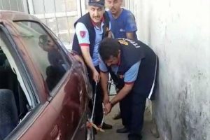 İtfaiyecilerin otomobile giren yılanla imtihanı