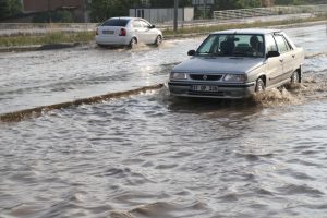 5 dakikalık yağmur ve dolu yolları dere yatağına &ccedil;evirdi