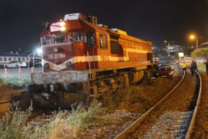 Lokomotif otomobille &ccedil;arpıştı