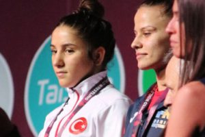 Zeynep Yetgil'den g&uuml;m&uuml;ş madalya
