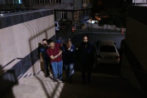 Ağır yaraladığı eşini hastanede &ouml;ld&uuml;rmeye gelen ş&uuml;pheli silahıyla yakalandı