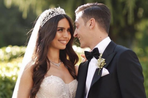 Amine G&uuml;lşe ve Mesut &Ouml;zil'den hediye &ccedil;ağrısı