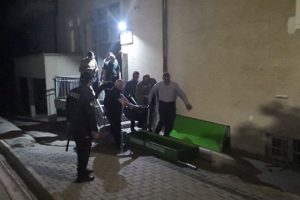&Ouml;l&uuml;m asans&ouml;r girişinde yakaladı