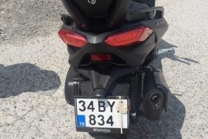 Plakayı &ccedil;i&ccedil;ekle kapattı ama...