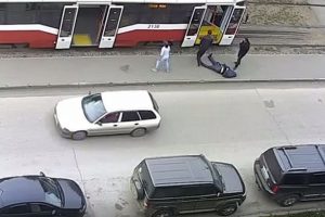 Tramvay'da fel&ccedil; ge&ccedil;iren adamı sokağa bırakıp yollarına devam ettiler