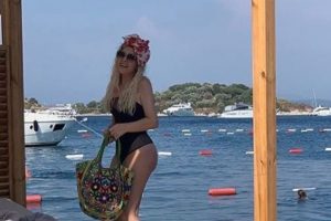 Selin Ciğerci yaz sezonunu a&ccedil;tı